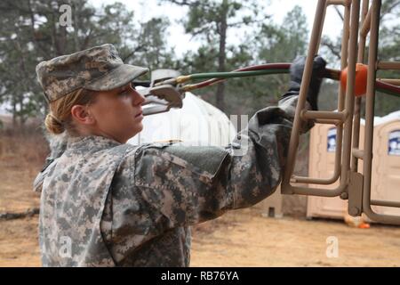 Spc. Caitlin Canobbio, 915th Transportation Company, si prepara a generatori di carburante, Sgt. Camere di Curtis, 459th Transportation Company, combustibili un generatore, durante un'operazione aerea, per la XIX annuale di Randy Oler Memorial il funzionamento del giocattolo Drop, ospitato dalla U.S. Esercito degli affari civili e le operazioni psicologiche il comando (airborne), a Luzon nella zona di caduta su dic. 12, 2016. Il funzionamento del giocattolo Drop è la più grande del mondo interforze e operazione di aerei e di formazione collettiva esercizio con i paracadutisti da otto partner-nazioni. Foto Stock