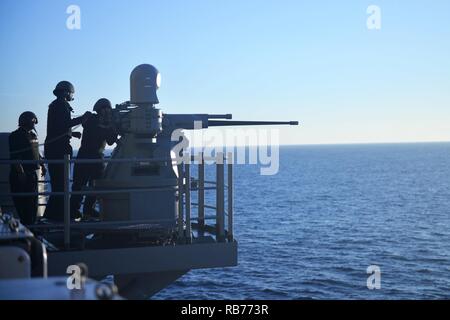 Oceano atlantico (dec. n. 12, 2016) - marinai riparare un 25mm mitragliatrice a bordo di assalto anfibio nave USS Iwo Jima (LHD 7). Iwo Jima è in corso perseguendo Mobility-Engineering (MOB-E) e Mobility-Seaman (MOB-S) certificazioni come parte della nave di pre-distribuzione processo di qualificazione. Foto Stock