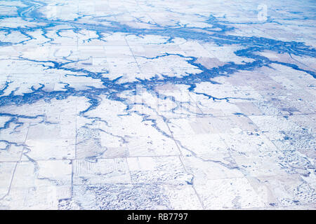 Dendritico fiume drenaggio modello in prateria paesaggio agricolo, vista aerea del fiume Red Deer e affluenti vicino Drumheller, Alberta, Canada Foto Stock
