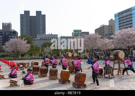 Festival di Shizuoka ( Shizuoka Matsuri ) con fiori di ciliegio, Shizuoka, Giappone. Foto Stock