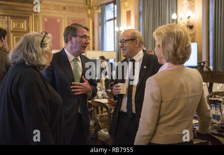 Il Segretario della Difesa Ash Carter i colloqui con il Ministro francese della Difesa Jean-Yves Le Drian e il ministro della Difesa tedesco, Ursula von der Leyen prima che la coalizione globale per contrastare ISIL a Londra, Inghilterra, Dic 15, 2016. Foto Stock