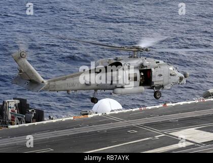 Oceano Pacifico (dec. n. 1, 2016) un MH-60R Sea Hawk elicottero, elicottero dal Maritime Strike Squadron (HSM) 75, solleva il ponte di volo della portaerei USS Nimitz CVN (68). La nave è attualmente in corso su misura di conduzione della nave la disponibilità di formazione e valutazione finale problema (TSTA/FEP), che valuta l'equipaggio sulle loro prestazioni nel corso di esercizi di allenamento e di scenari del mondo reale. Una volta completata Nimitz TSTA/FEP cominceranno a bordo di ispezione e di indagine (INSURV) e composito unità di addestramento Esercizio (COMPTUEX) nella preparazione di un imminente 2017 deployment. Foto Stock