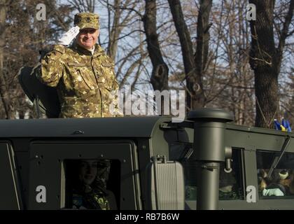 Lt. Gen. Adrian Tonea, il rumeno, vice capo di stato maggiore generale, conduce la parata militare su Romanian Grand Union giorno a Bucarest, in Romania, dal 1 dicembre 2016. Stati Uniti Marines dal Mar Nero La forza di rotazione hanno marciato in corteo a fianco di 3.000 rumeni e stranieri militari. Mar Nero forza rotazionale è un annuale multilaterale di sicurezza attività di cooperazione tra gli Stati Uniti Marine Corps e nazioni partner nel Mar Nero, i Balcani e il Caucaso regioni studiate per migliorare i partecipanti' professionale collettiva capacità militare, promuovere la stabilità regionale e la creazione di relazioni durevoli Foto Stock