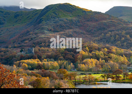 I pendii più bassi di Snowdon, Llanberis, Gwynedd, il Galles del Nord, con Dolbadarn Castle e Padarn Lake. Immagine presa nel novembre 2018. Foto Stock