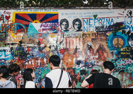 Praga, Repubblica Ceca - Agosto 23, 2018: Persone da John Lennon tribute parete in Praga. Iniziato nel 1980 da un artista sconosciuto, oggi la parete rappresenta un Foto Stock