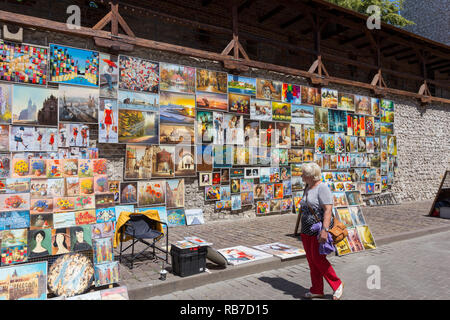 Cracovia in Polonia - Giugno 6, 2018. La gente in galleria d'arte presso le vecchie mura difensive presso la Porta di San Floriano. Foto Stock