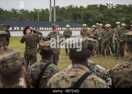 Stati Uniti Il personale marino Sgt. Contrassegnare Windmassinger, un fucile del personale del team Non-Commissioned ufficiale con il Corpo della Marina degli Stati Uniti il Team di tiro, spiega basic posizioni di scatto e le tecniche di Marines che partecipano al concorso nel programma di armi (CIAP) su Camp Hansen, Okinawa, in Giappone, 2 Dic 2016. Lo scopo del CIAP è quello di migliorare la precisione di tiro, competenza e disponibilità di combattimento del Marine Corps da sviluppare e mantenere una base di popolazione di Marines con elevate competenze nel fucile e pistola precisione di tiro. Foto Stock