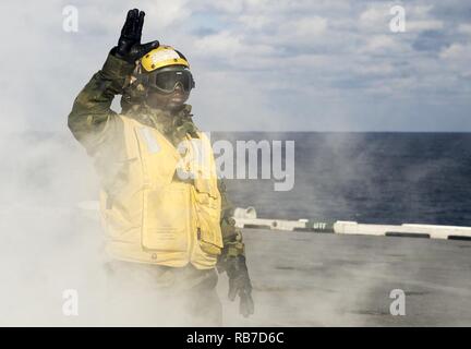 Oceano atlantico (dec. n. 2, 2016) Petty Officer di terza classe Jerome Gordon, dalla baia di Tampa, Florida, dirige un EA-18G Growler dai vichinghi di Attacco Elettronico Squadron (VAQ) 129 sul ponte di volo della portaerei USS George Washington (CVN 73). George Washington, homeported in Norfolk, è in corso la conduzione di qualifiche nell'Oceano Atlantico. Foto Stock