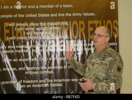 Brig. Gen. Thomas Evans, vice comandante generale per l'ottantesimo il comando di formazione, parla al 3° Battaglione, 399i reggimento di disattivazione della cerimonia presso l'esercito centro di riserva in Sturtevant, Wis., Dicembre 3, 2016. Foto Stock