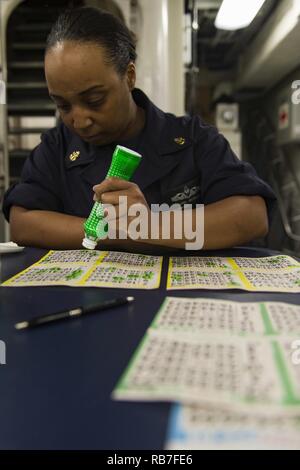 Mar Rosso (dec. n. 03, 2016) Chief Petty Officer Aprile Jackson, assegnato all'guidato-missile destroyer USS Nitze (DDG 94), partecipa a bingo sulla nave il pasticcio dei ponti. Jackson serve a bordo Nitze come specialista della logistica ed è responsabile per la gestione delle scorte, emissione di riparazione delle parti e il mantenimento di relazioni finanziarie. Nitze, distribuito come parte di Eisenhower Carrier Strike gruppo, è di sostenere le operazioni di sicurezza marittima e di teatro la cooperazione in materia di sicurezza gli sforzi negli Stati Uniti Quinta Flotta area di operazioni. Foto Stock