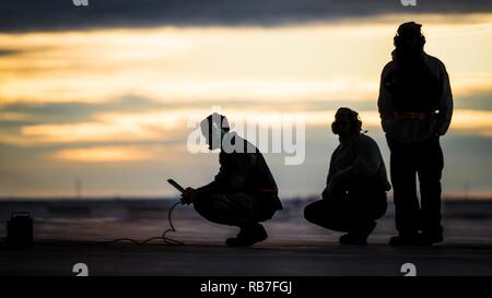 Avieri, assegnato al 366 Fighter Wing, eseguire i controlli diagnostici su un F-15E Strike Eagle a Montagna Home Air Force Base, Idaho, Dicembre 3, 2016. La loro particolare F-15E si prepara per la distribuzione annuale di bandiera a scacchi Esercizio ospitato da Tyndall AFB. Bandiera a scacchi è un grande esercizio di forza che dà un gran numero di legacy e quinta generazione di aeromobili la possibilità di mettere in pratica l'addestramento al combattimento insieme per simulare un ambiente distribuito. Foto Stock