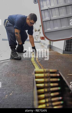 Mediterraneo (dec. n. 4, 2016) - Seaman David Gonzalez, da Clinton Township, Michigan, delinea le munizioni a bordo della USS Donald Cook (DDG 75), il 4 dicembre 2016. Donald Cook, una classe Arleigh-Burke guidato-missile distruttore, distribuita a Rota, Spagna, sta conducendo operazioni navali negli Stati Uniti Sesta flotta area di operazioni a sostegno degli Stati Uniti per gli interessi di sicurezza nazionali in Europa e in Africa. Foto Stock