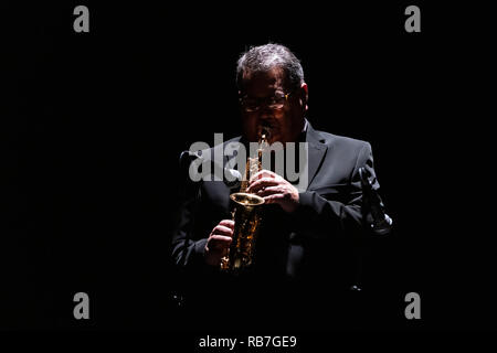 Musicista jazz suonare un sassofono soprano sul palco durante un concerto Foto Stock