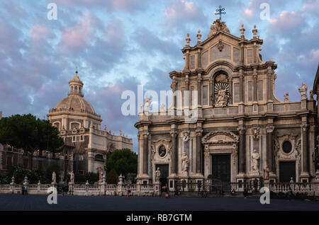 Vista serale di Sant'Agata Cattedrale in Piazza del Duomo, Catania, Sicilia, Italia, Europa. Foto Stock