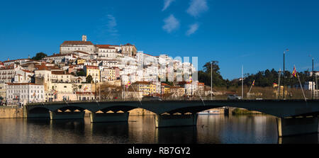 Vista panoramica della città vecchia e la città di Santa Clara ponte sopra il fiume Mondego in Coimbra, Portogallo, Europa Foto Stock