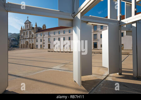 "Lounger Viaggi' artwork da Pedro Cabrita Reis al di fuori del convento de São Francisco convento di Coimbra, in Portogallo, Europa Foto Stock