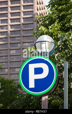 Un segno per il parcheggio pubblico. Città di Toronto, Ontario, Canada. Foto Stock