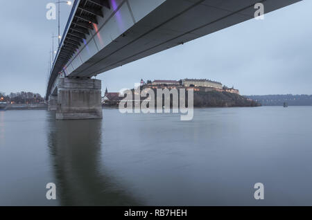 Sera vista della Fortezza di Petrovaradin, Danubio e ponte Varadin a Novi Sad Serbia. Foto Stock