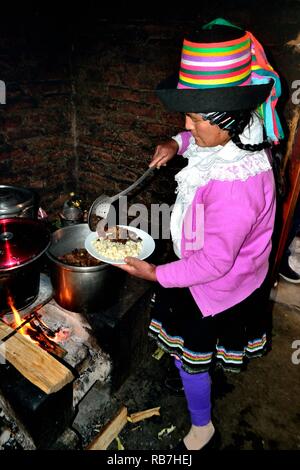 Grigliata di Cuy - comunità contadina ristorante - Llanganuco lagune - Parco Nazionale HUASCARA. Dipartimento di Ancash.PERÙ Foto Stock