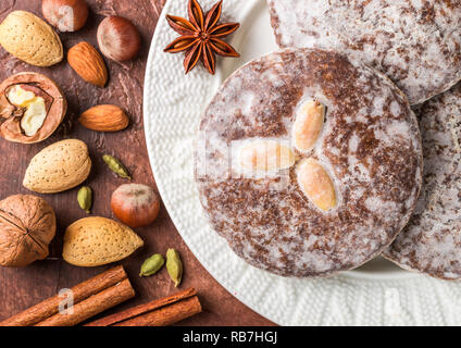 Panpepato di Norimberga con dadi (mandorle, nocciole, noci) in smalto di zucchero. Lebkuchen. Tradizionale Natale e Anno Nuovo tratta. La cannella, anice un Foto Stock