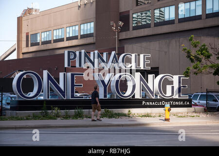 Un segno per Pinnacle uno Yonge, un imminente sviluppo al Toronto Star building (edificio Torstar) a uno Yonge Street. Città di Toronto, Ontario. Foto Stock