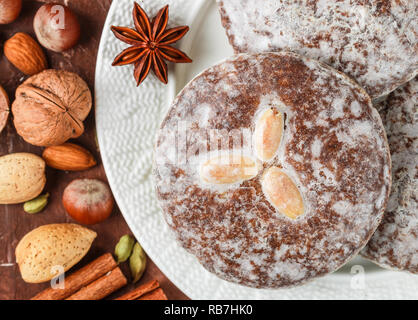 Panpepato di Norimberga con dadi (mandorle, nocciole, noci) in smalto di zucchero. Lebkuchen. Tradizionale Natale e Anno Nuovo tratta. La cannella, anice un Foto Stock
