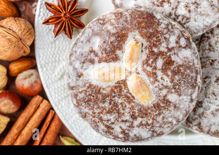 Panpepato di Norimberga con dadi (mandorle, nocciole, noci) in smalto di zucchero. Lebkuchen. Tradizionale Natale e Anno Nuovo tratta. La cannella, anice un Foto Stock