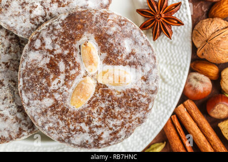 Panpepato di Norimberga con dadi (mandorle, nocciole, noci) in smalto di zucchero. Lebkuchen. Tradizionale Natale e Anno Nuovo tratta. La cannella, anice un Foto Stock