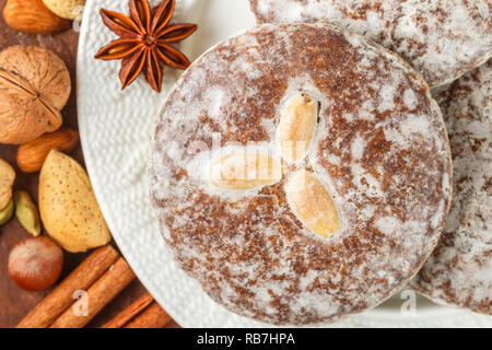 Panpepato di Norimberga con dadi (mandorle, nocciole, noci) in smalto di zucchero. Lebkuchen. Tradizionale Natale e Anno Nuovo tratta. La cannella, anice un Foto Stock