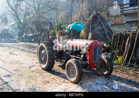 Retro trattore in Serbia rurale. Foto Stock