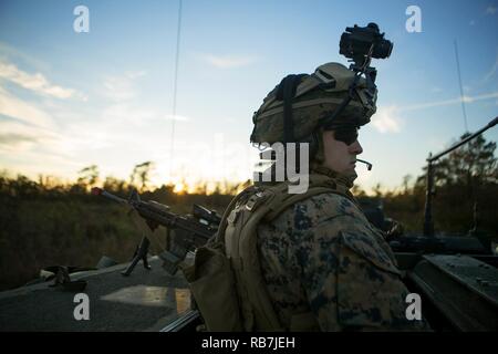 Cpl. Colby Pockabla, si guarda intorno mentre all'interno di un assalto anfibio veicolo durante un raid meccanizzata nel Dicembre 5, 2016 su Camp Lejeune, North Carolina come parte di anfibio gruppo pronto Marine Expeditionary Esercizio dell'unità. Marines con Kilo Company, 3° Battaglione, 6° Reggimento Marine condotto il raid di assalto anfibio veicoli con equipaggio Marines con il secondo assalto anfibio battaglione. Il raid simulato è stata condotta per meglio versetto la fanteria Marines in ship-to-shore movimenti da USS Carter Hall (LSD-50). È Pockabla con chilo Co., 3/6, e Grove City, Pennsylvania native. Foto Stock