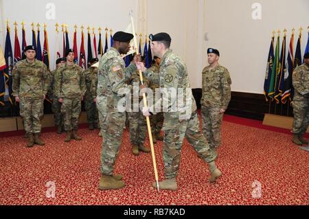 Col. Benjamin C. Jones, a destra del centro, U.S. Presidio militare di Ansbach commander, passa la sede e sede di distacco a guidon Capt. Olufemi O. Apata, incoming distacco commander, 6 dicembre 2016, presso il Von Steuben centro comunitario in Ansbach, Germania. Il cap. H. Matteo Sperber, secondo da destra, aveva ordinato USAG Ansbach's HHD per gli ultimi due anni. Foto Stock