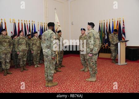 Col. Benjamin C. Jones, secondo da destra, U.S. Presidio militare di Ansbach commander, è unita da Capt. H. Matteo Sperber, terzo da destra, comandante uscente della USAG Ansbach presso la sede centrale e la sede di distacco; comandante in arrivo Capt. Olufemi O. Apata, a sinistra del centro; e Sgt. 1. Classe Alvin bianco, parzialmente oscurata, il distacco sergente, durante il passaggio della porzione di colori dell'unità di variazione del comando cerimonia di Von Steuben centro comunitario in Ansbach, Germania, 6 dicembre 2016. Foto Stock