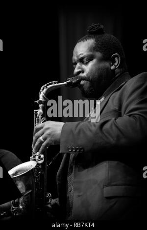 Jason Yarde assolo sul sax alto con riproduzione esagonale McCoy e Mseleku, Scarborough Jazz Festival 2017 Foto Stock