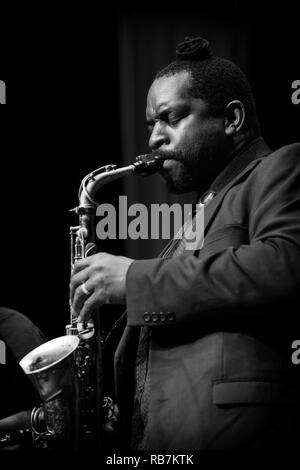 Jason Yarde assolo sul sax alto con riproduzione esagonale McCoy e Mseleku, Scarborough Jazz Festival 2017 Foto Stock