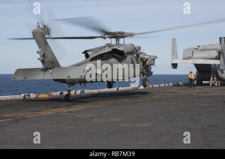 Mare Mediterraneo (dec. n. 6, 2016) un MH-60S Sea Hawk elicottero atterra sul ponte di volo dell'assalto anfibio nave USS Wasp (LHD 1) 6 dicembre 2016. Wasp viene distribuito con la Vespa Anfibia gruppo pronto per supportare le operazioni di sicurezza marittima e di teatro la cooperazione in materia di sicurezza gli sforzi negli Stati Uniti Sesta flotta area di operazioni. Foto Stock