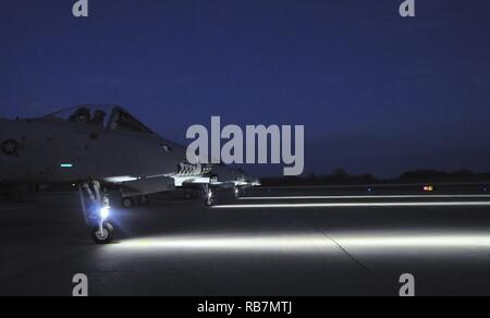 Quattro A-10 Thunderbolt IIs preparare per il decollo da Whiteman Air Force Base, Missouri, 6 dicembre 2016. Quattro 303Fighter Squadron piloti condotta notte vicino-aria-supporto formazione con xiv aria supportano operazioni squadrone il morsetto di giunzione le centraline di attacco da Papa Army Airfield, N.C. Foto Stock