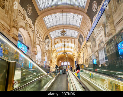 I viaggiatori nella hall principale antica Sala della biglietteria della stazione ferroviaria di Milano Centrale. Milano, lombardia, Foto Stock