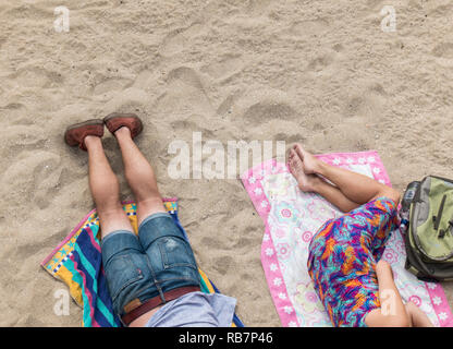 Paio di rilassarsi sulla spiaggia. Foto Stock