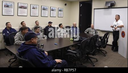 Steven Kinkade, 56th ingegnere civile Squadron assistente capo di fuoco, a condizione che i vigili del fuoco da Luca e Gila piegare i vigili del fuoco con un briefing di sicurezza prima della formazione 7 dicembre, 2016 a Luke Air Force Base, Ariz. Kinkade è andato su cosa aspettarsi nel corso di formazione, dove ogni vigile del fuoco sarebbe assegnato e consigli per la sicurezza. Foto Stock