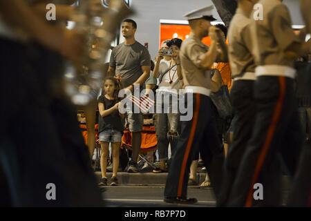 La gente guarda la U.S. Marine Corps forze, Pacific band suonare i Marines' inno durante il Pearl Harbor Memorial Parade a Ft. Derussy Beach Park, Hawaii, 7 dicembre, 2016. I civili, veterani, e i membri del servizio si sono riuniti per ricordare e pagare i loro rispetti a quelli che hanno combattuto e hanno perso la vita durante l'attacco di Pearl Harbor. Foto Stock