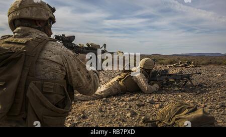 Marines con 3° Battaglione, quinto reggimento Marini, 1° Divisione Marine fornire protezione durante il terreno urbano formazione come parte del cavaliere di acciaio 2017 a Yuma, Arizona, 7 dicembre, 2016. Marines sono stati inseriti in aereo su V-22 Asprì e cancellato il paese dove ci sono state simulate nemici. La formazione è stata parte del battaglione di formazione per la loro prossima distribuzione con il trentunesimo Marine Expeditionary Unit. Foto Stock