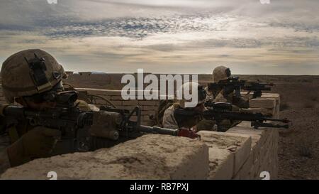 Marines con 3° Battaglione, quinto reggimento Marini, 1° Divisione Marine detengono posizioni durante il terreno urbano formazione come parte del cavaliere di acciaio 2017 Yuma, Ariz., 7 dicembre, 2016. Marines sono stati inseriti in aereo su V-22 Asprì e cancellato il paese dove ci sono state simulate nemici. La formazione è stata parte del battaglione di formazione per la loro prossima distribuzione con il trentunesimo Marine Expeditionary Unit. Foto Stock