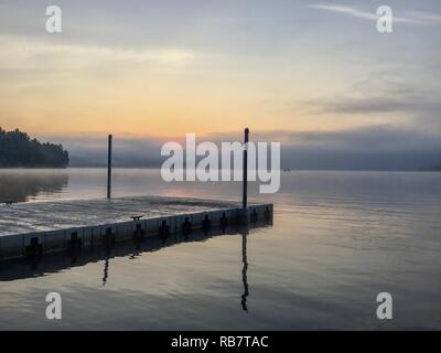 Tramonto su un dock sul lago Massabesic, Manchester,New Hampshire Foto Stock