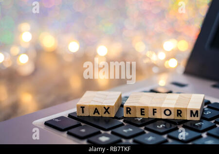 La riforma fiscale ancora vita business finance concetto con laptop, Grafico azionario, shallow DOF Foto Stock