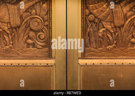 Ottone porte di ascensore in un edificio storico Foto Stock