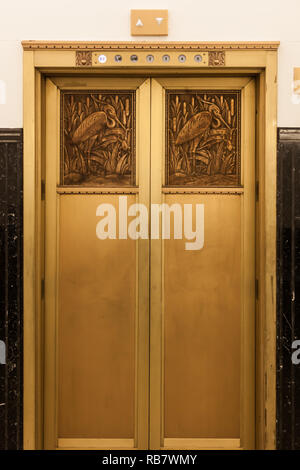 Ottone porte di ascensore in un edificio storico Foto Stock