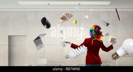 Donna di giocoleria clown . I supporti misti Foto Stock