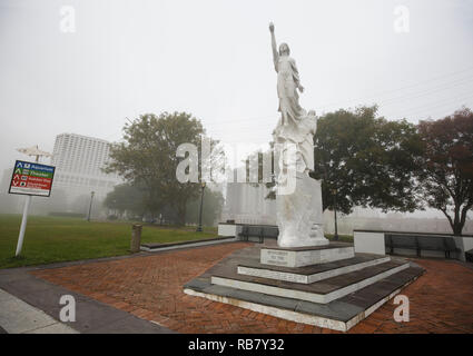 Monumento alla statua di immigrati sul lungomare nel centro di New Orleans creato da Franco Alessandrini Foto Stock