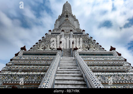Basso angolo di Wat Arun tempio che è il miglior punto di riferimento noto di Bangkok, Tailandia. Foto Stock